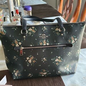 Coach Gallery Tote With Rose Bouquet Print